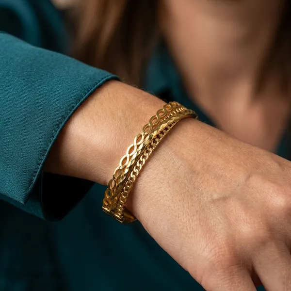 Elegant_Textured_Gold_Bangle