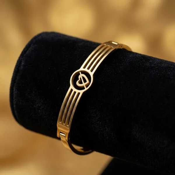 Elegant_Heart_Cutout_Bracelet