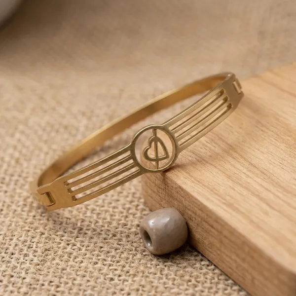 Elegant_Heart_Cutout_Bracelet