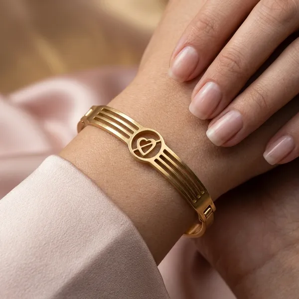 Elegant_Heart_Cutout_Bracelet