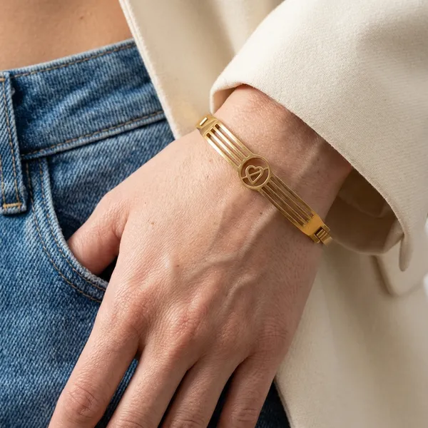 Elegant_Heart_Cutout_Bracelet