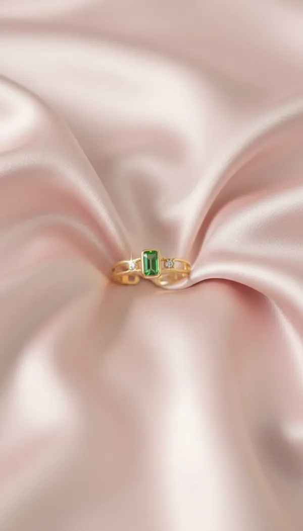 Emerald_Radiance_Gold_Ring