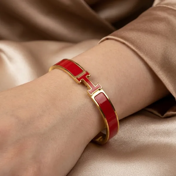 Chic_Red_Enamel_H-Bracelet