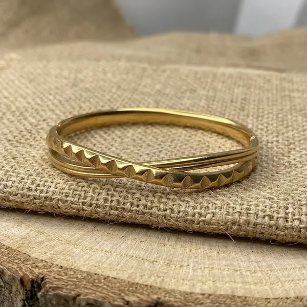 Luxe_Textured_Gold_Bangle