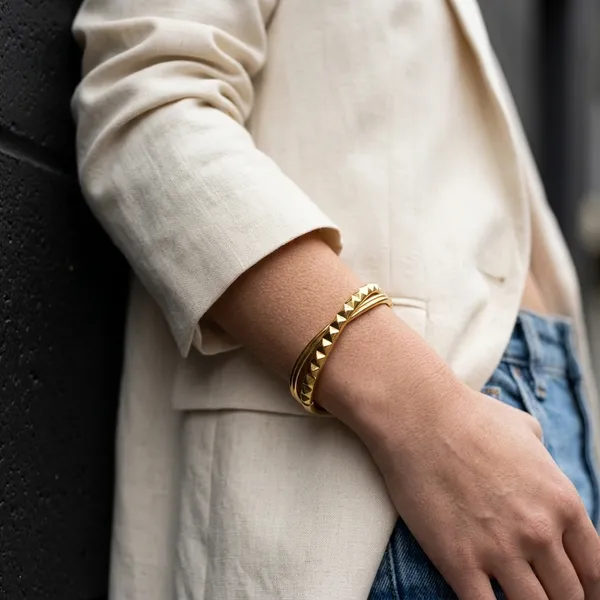 Luxe_Textured_Gold_Bangle