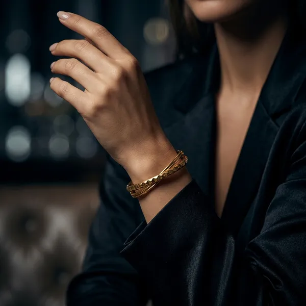Luxe_Textured_Gold_Bangle