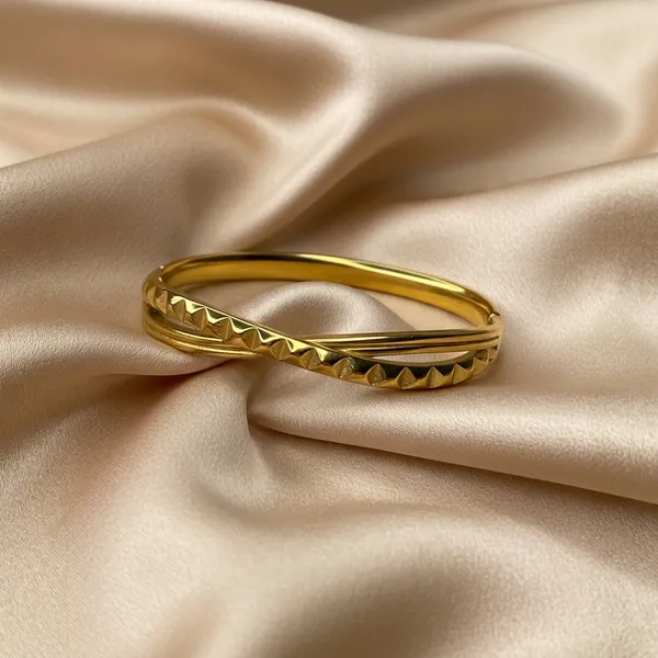 Luxe_Textured_Gold_Bangle