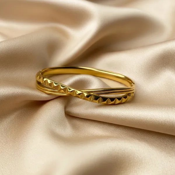 Luxe_Textured_Gold_Bangle
