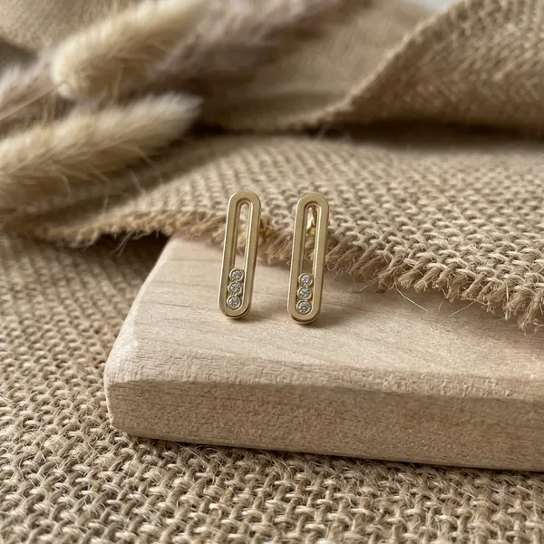 Elegant_Gold-Toned_Crystal-Accentuated_Oval_Drop_Pair_Of_Earrings