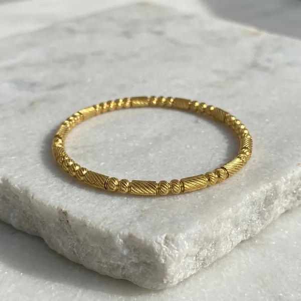 Radiant_Gold_Textured_Bangle_Bracelet