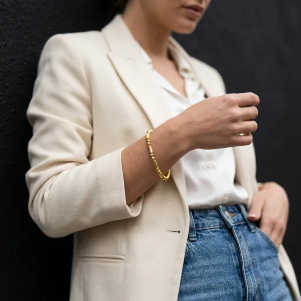 Radiant_Gold_Textured_Bangle_Bracelet