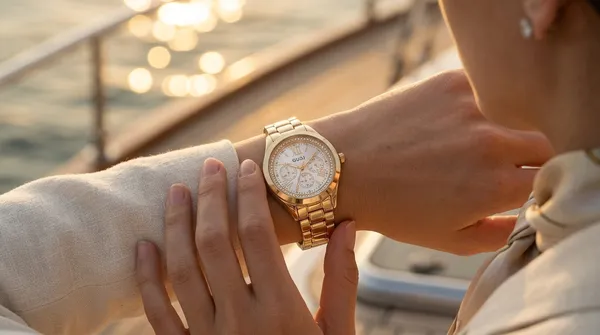 Neofashy_Imperial_Crystal_Roman_Dial_Gold_Bracelet_Watch_for_Women