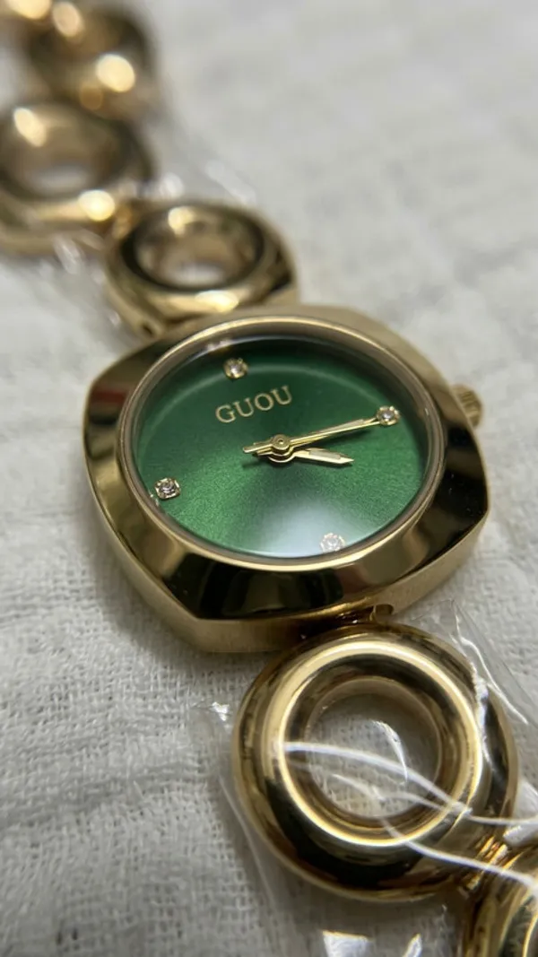 Neofashy_Emerald_Orbit_Luxe_Gold_Bracelet_Watch_for_Women