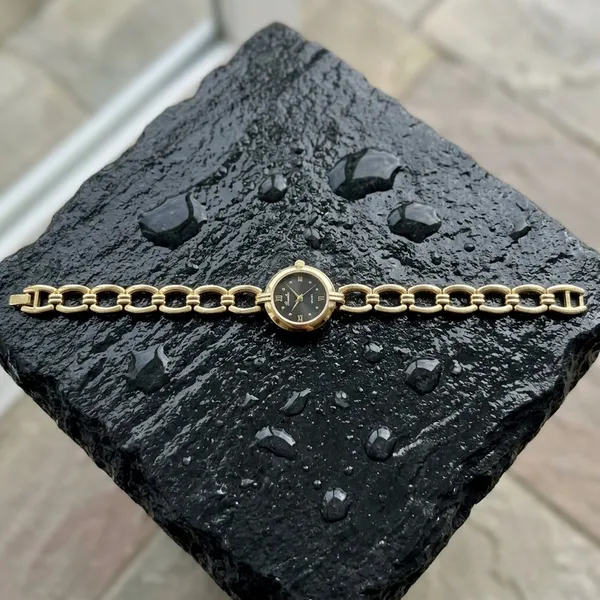 Neofashy_Noir_Elegance_Gold_Bracelet_Watch_for_Women