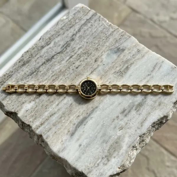 Nimi_House_Noir_Elegance_Gold_Bracelet_Watch_For_Women