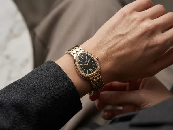 Luxury_Women's_Gold_Serpent_Watch_with_Diamond_Bezel_and_Black_Dial