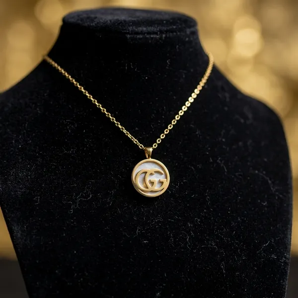 Celestial_Elegance_Crescent_Moon_Pendant_Chain