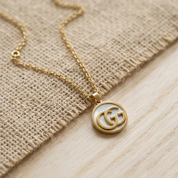Celestial_Elegance_Crescent_Moon_Pendant_Chain