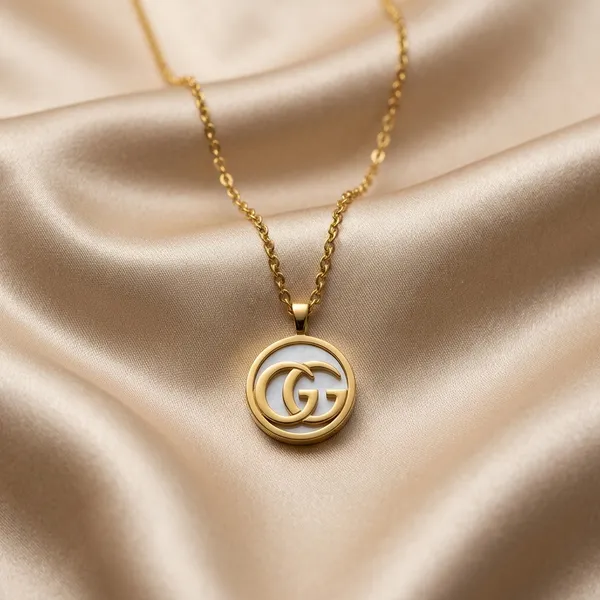 Celestial_Elegance_Crescent_Moon_Pendant_Chain