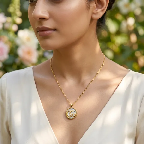 Celestial_Elegance_Crescent_Moon_Pendant_Chain