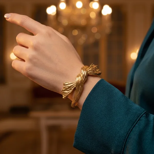 Sculpted_Gold_Knot_Cuff