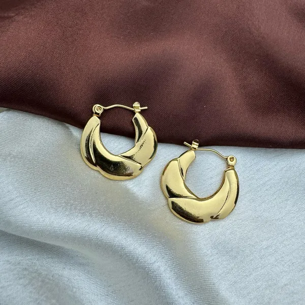 Elegant_Twisted_Gold_Hoop_Earrings
