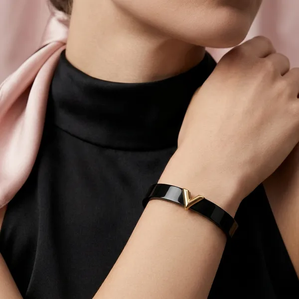 Luxe_Noir_V-Emblem_Bracelet