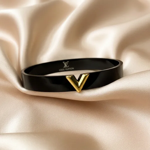 Luxe_Noir_V-Emblem_Bracelet