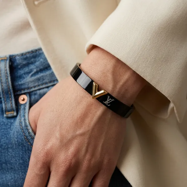 Luxe_Noir_V-Emblem_Bracelet