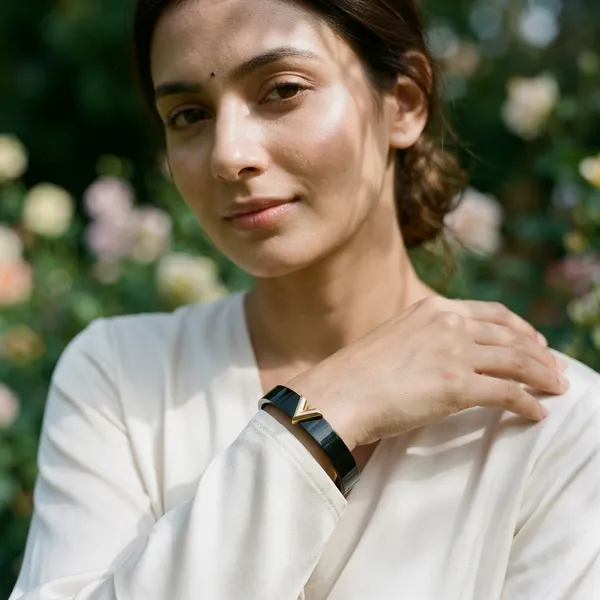 Luxe_Noir_V-Emblem_Bracelet