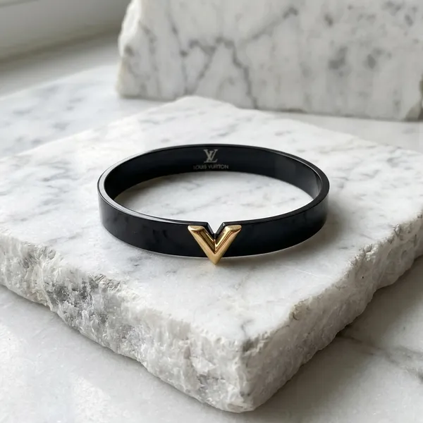 Luxe_Noir_V-Emblem_Bracelet