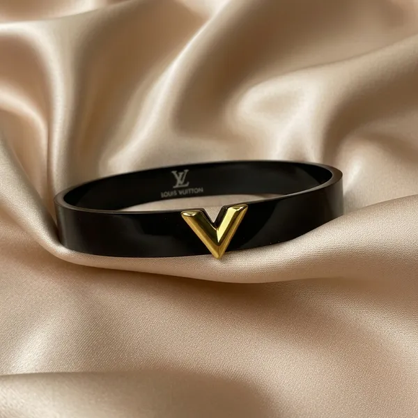 Luxe_Noir_V-Emblem_Bracelet