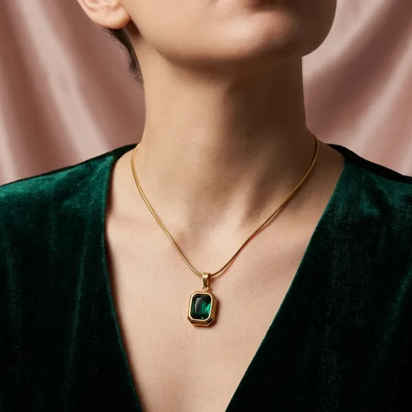 Elegant_Emerald_Green_Rectangle_Pendant_Chain