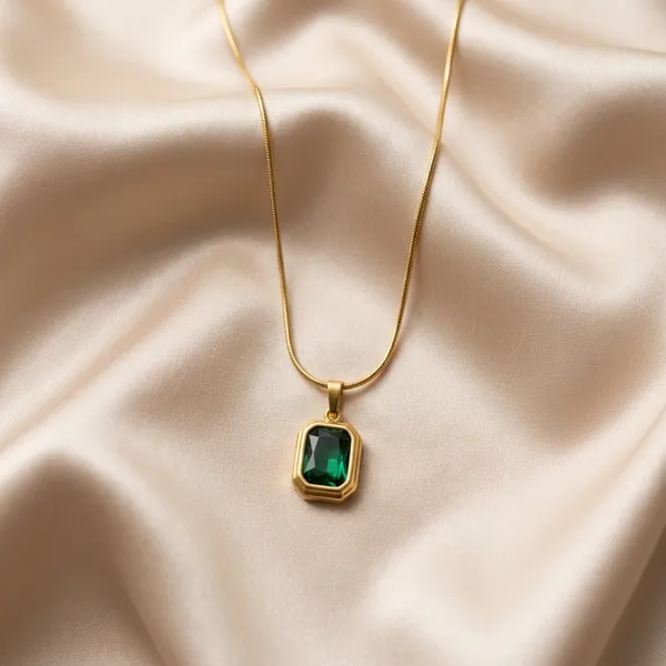 Elegant_Emerald_Green_Rectangle_Pendant_Chain