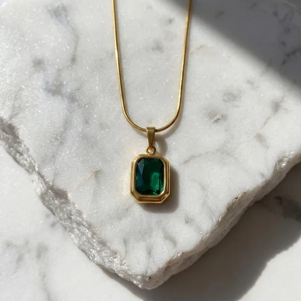 Elegant_Emerald_Green_Rectangle_Pendant_Chain