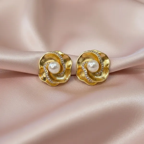 Vintage_Golden_Bloom_Pearl_Stud_Earrings
