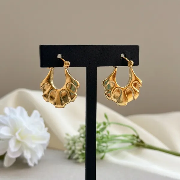Vintage-Inspired_Scalloped_Gold_Hoop_Earrings