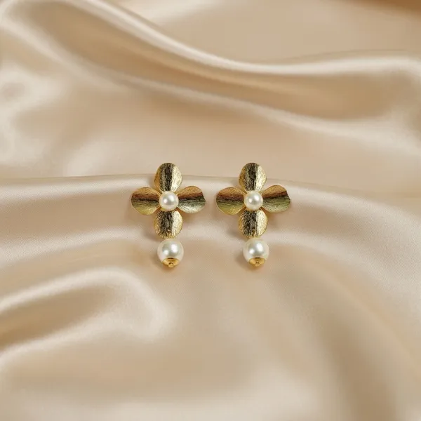 Elegant_Golden_Pearl_Flower_Earrings