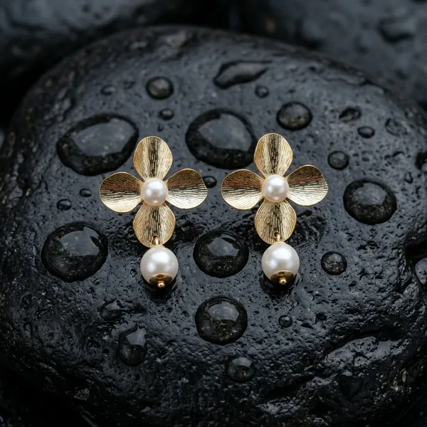 Elegant_Golden_Pearl_Flower_Earrings
