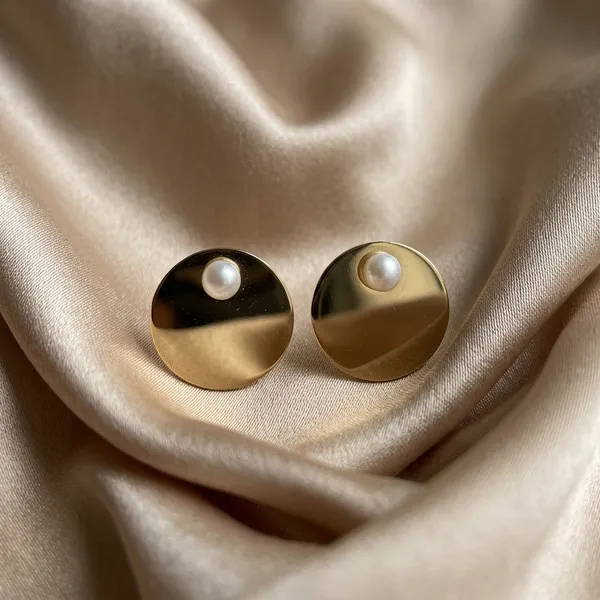 Luxe_Golden_Disc_Pearl_Earrings_Hoops
