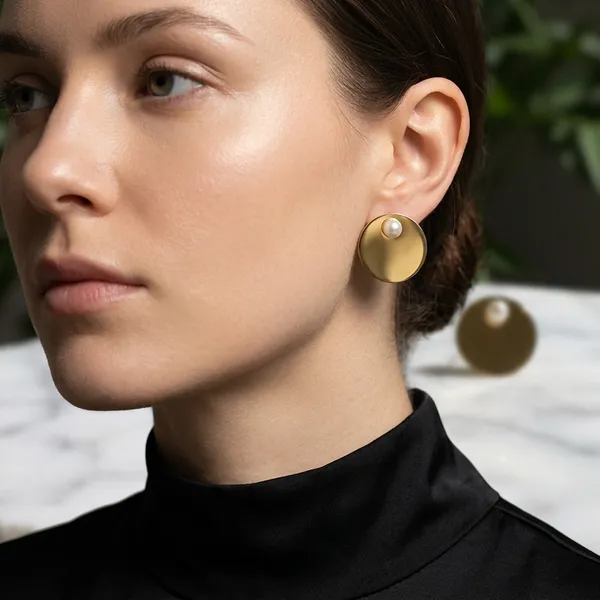 Luxe_Golden_Disc_Pearl_Earrings_Hoops