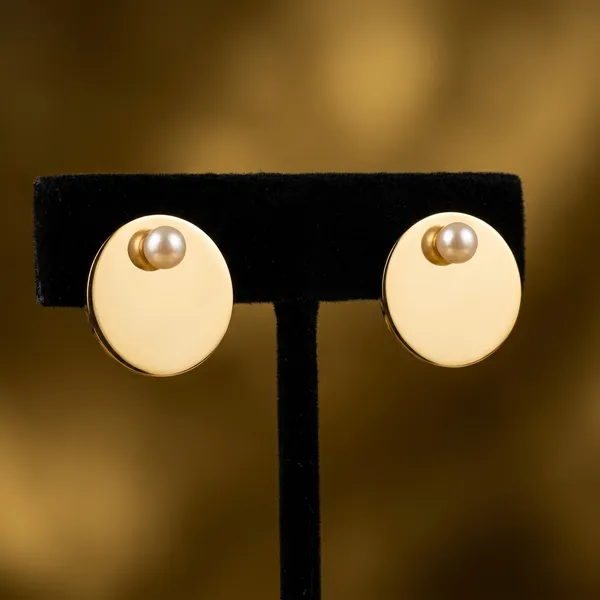 Luxe_Golden_Disc_Pearl_Earrings_Hoops