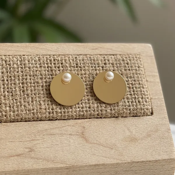 Luxe_Golden_Disc_Pearl_Earrings_Hoops