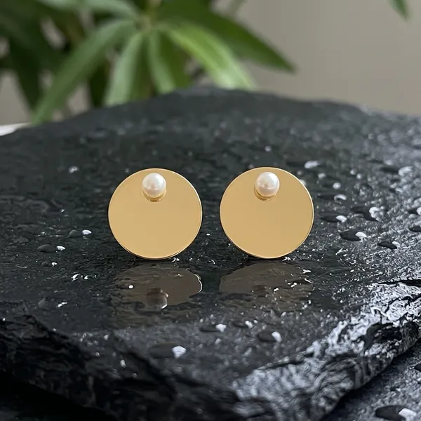 Luxe_Golden_Disc_Pearl_Earrings_Hoops