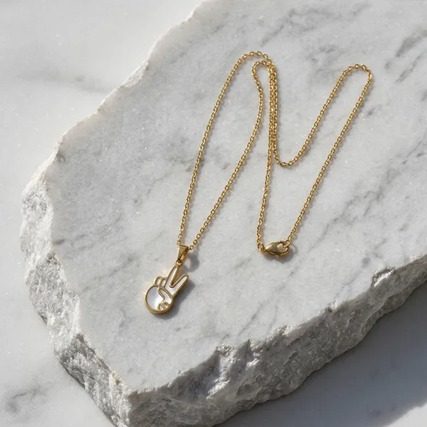 Minimalist_Gold_Peace_Hand_Pendant_Chain