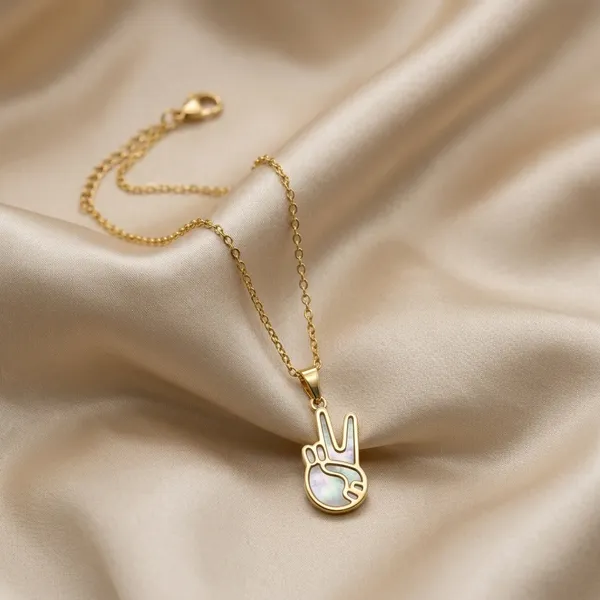 Minimalist_Gold_Peace_Hand_Pendant_Chain