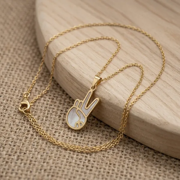 Minimalist_Gold_Peace_Hand_Pendant_Chain