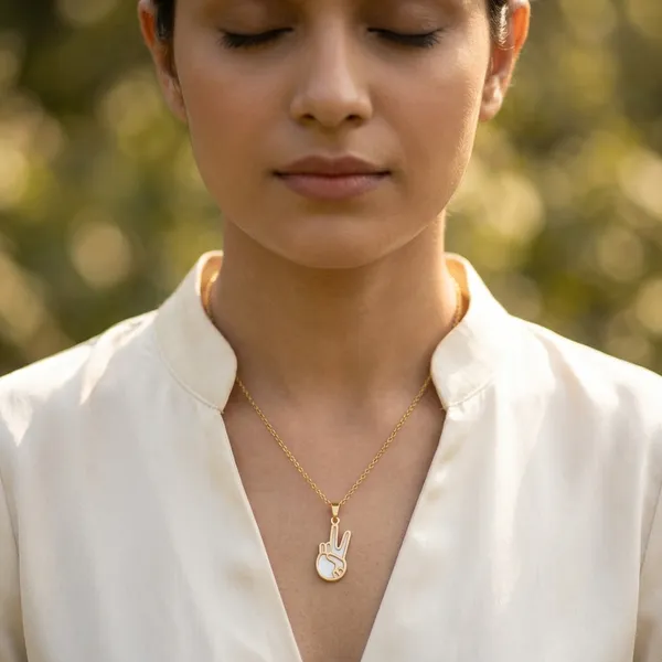 Minimalist_Gold_Peace_Hand_Pendant_Chain