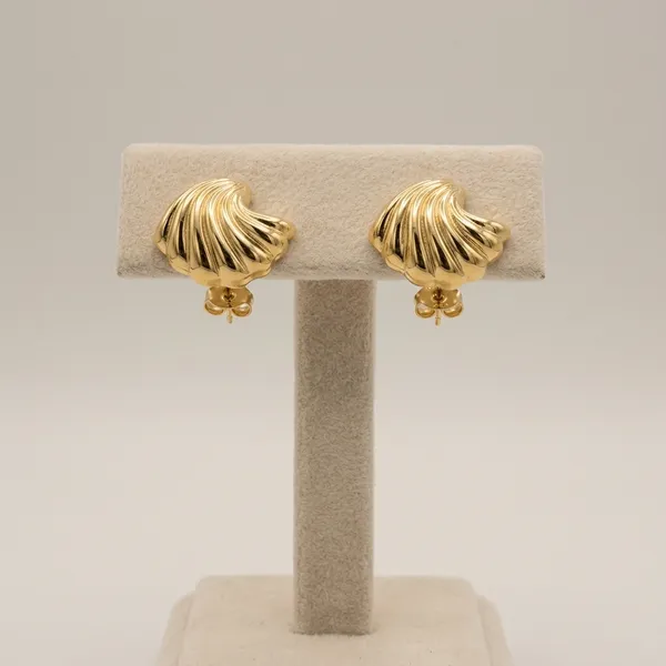 Vintage-Inspired_Golden_Scallop_Shell_Stud_Earrings