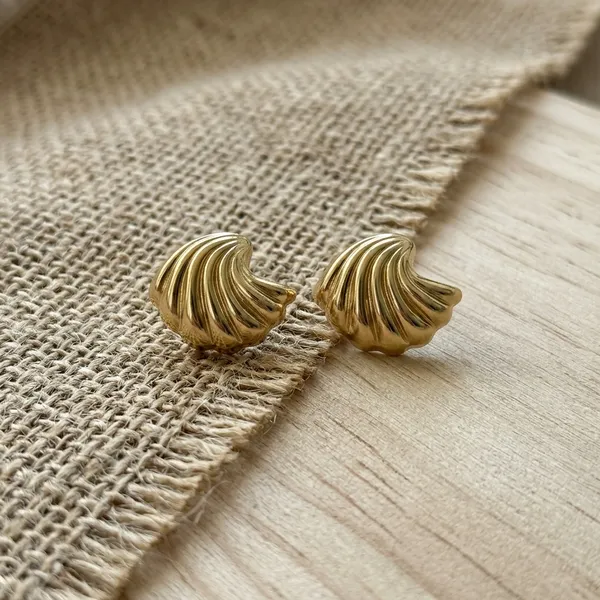 Vintage-Inspired_Golden_Scallop_Shell_Stud_Earrings